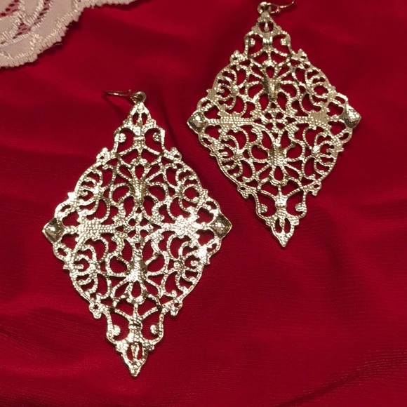 2/$15🔥 Golden Filigree Earrings - Picture 3 of 4